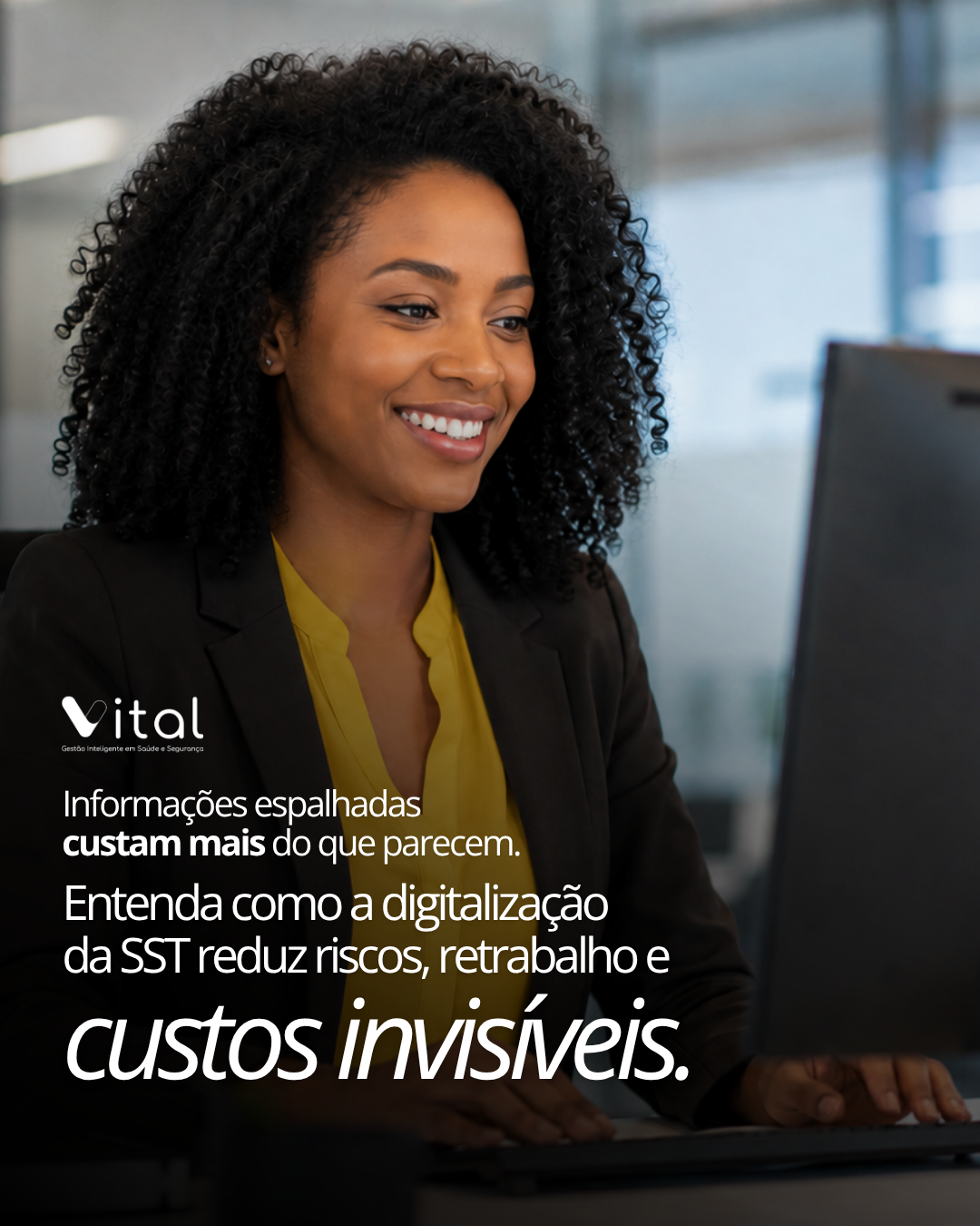 Gestor de RH analisando indicadores de SST em painel digital
